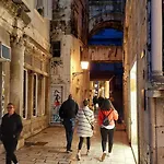 Amber S Podzemnom Garazom Σπλιτ