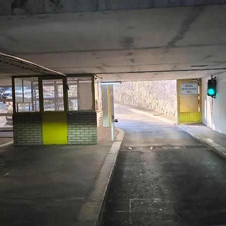 Amber S Podzemnom Garazom Сплит