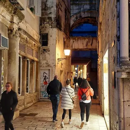 Amber S Podzemnom Garazom Split